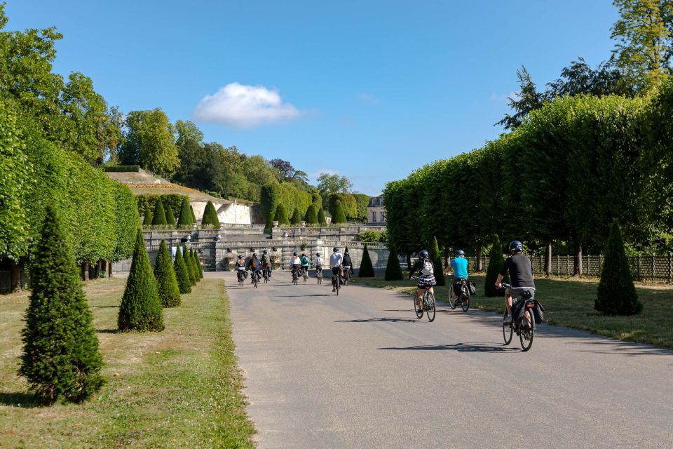 Paris: Versailles Palace and Queen Hamlet E-Bike Tour - E-bike comfort and the fitness reality check