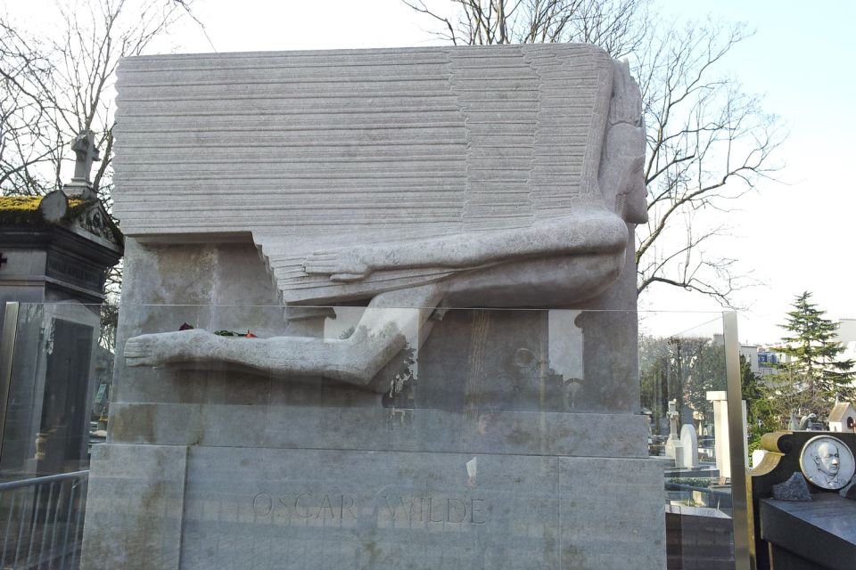 The Père Lachaise Cemetery: Guided 2-Hour Small-Group Tour - Meeting point: Gambetta Square, right by Société Générale